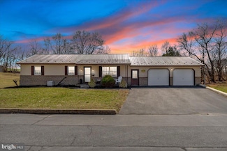 29 W Grandview Ave, Mercersburg, PA 17236