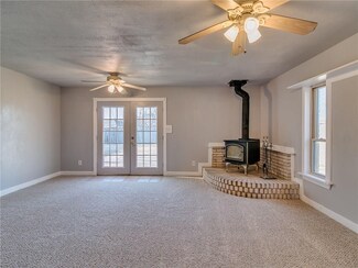 844 NW 15th St, Moore, OK 73160