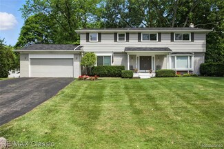 7027 Beverly Crest Dr, West Bloomfield, MI 48322