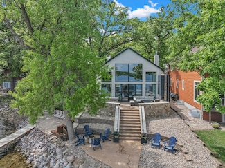 2212 Okoboji Blvd, Milford, IA 51351