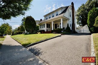 8 Oak St, Valley Stream, NY 11581