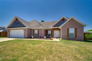 1003 Griffin Ln, Pea Ridge, AR 72751