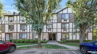 916 Thoreau Ct, Mahwah, NJ 07430