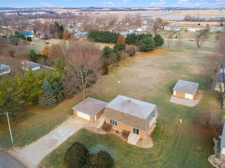 1024 1st St, Center Point, IA 52213