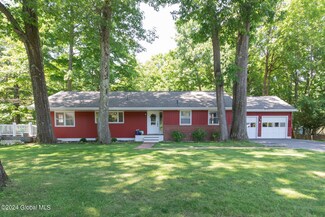 4 Columbia Dr, East Greenbush, NY 12061