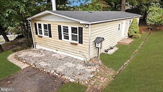 9 Greenwich Dr, High Bridge, NJ 08829