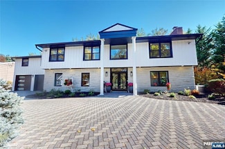 16 Columbine Rd, Paramus, NJ 07652