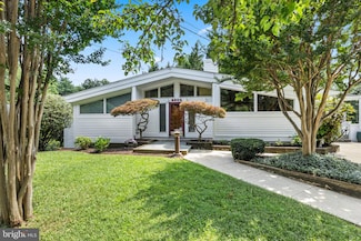 5904 Grosvenor Ln, Bethesda, MD 20814