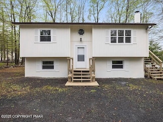 8066 Red Squirrel Dr, Tobyhanna, PA 18466