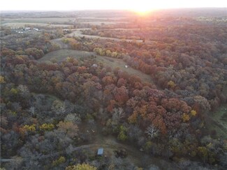 10819 Rock Falls Rd, Orrick, MO 64077