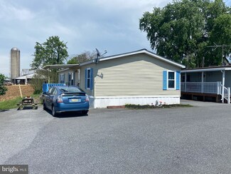 5 Green Acres Ln, New Holland, PA 17557