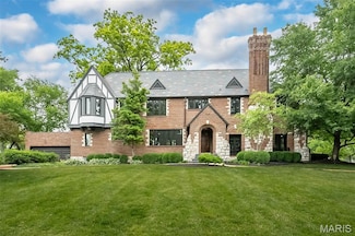 8051 Crescent Dr, Saint Louis, MO 63105