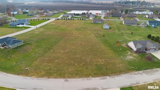 107 Lost Creek Ct, Pekin, IL 61554