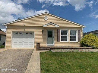 16 Banning Ct, Toms River, NJ 08757