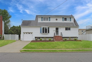 10 Marilyn Ct, West Babylon, NY 11704