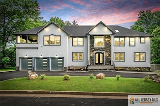 4 Hemlock Dr, Edison, NJ 08820