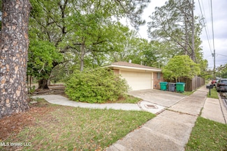 831 Graveline Rd, Gautier, MS 39553
