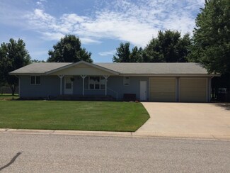 211 Walnut St, Moundridge, KS 67107