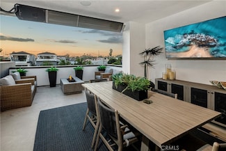 1004 Huntington St, Huntington Beach, CA 92648