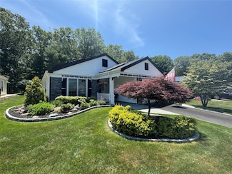 525 Cranston Ln, Ridge, NY 11961