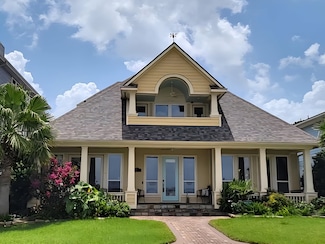 1207 N Shore Dr, Kemah, TX 77565