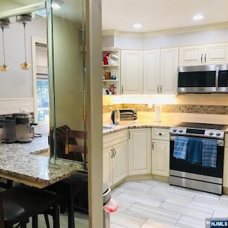 7 Devika Dr, Englewood, NJ 07631