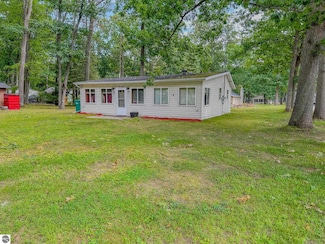 112 Cottage Dr, Houghton Lake, MI 48651