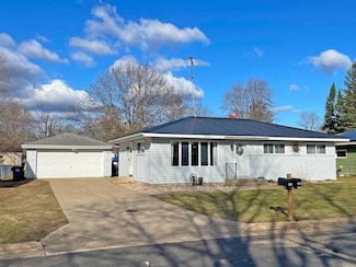 821 NE 3rd St, Marion, WI 54950