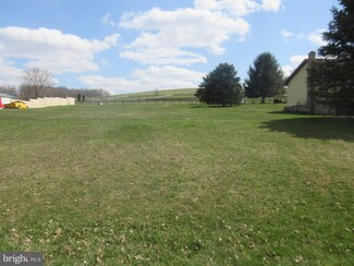 58 Maple St, Seven Valleys, PA 17360