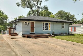 2510 E 38th St, Des Moines, IA 50317