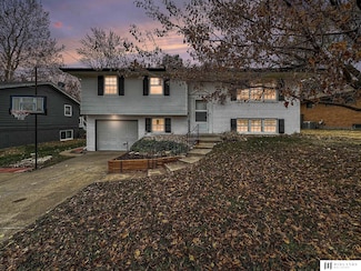 2841 Loveland Dr, Lincoln, NE 68502