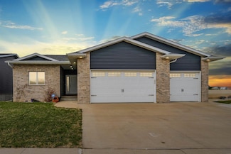 1030 Hummingbird Cir, Waterloo, IA 50702