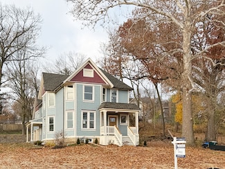 885 Geneva Rd, Saint Charles, IL 60174