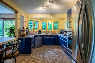 527 Cowesett Rd, Warwick, RI 02886