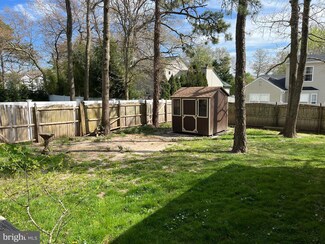 365 Neptune Dr, Manahawkin, NJ 08050