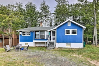 542 Country Place Dr, Tobyhanna, PA 18466