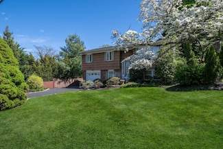 26 Michael F St, Locust Valley, NY 11560