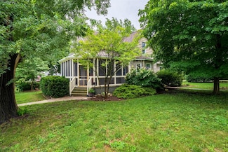 511 N Chestnut St, Le Roy, IL 61752