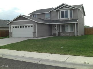 210 N Chinook St, Moxee, WA 98936