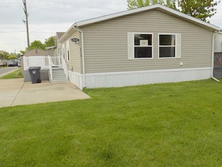 25154 Canyon Cir, Flat Rock, MI 48134