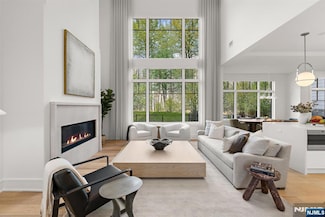 1 Stone Bridge Ct, Demarest, NJ 07627
