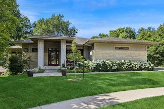 2000 Forest Hill Cir, Coralville, IA 52241