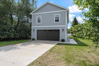202 W Carpenter St, Charlevoix, MI 49720