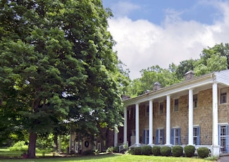 2 Salt Sulphur Ln, Union, WV 24983