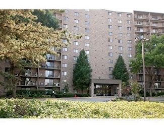 6340 Americana Dr Unit 818, Willowbrook, IL 60527