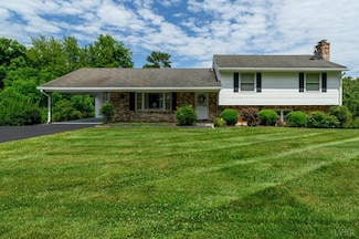 1544 Oakwood St, Bedford, VA 24523