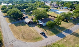 406 S Hawthorne Ave, Iowa Park, TX 76367