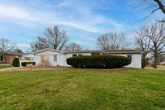 318 Country Club Dr, Ballwin, MO 63011