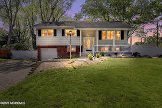 37 Lexington Dr, Manalapan, NJ 07726