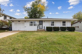 6041 Crestridge Ave SW, Cedar Rapids, IA 52404